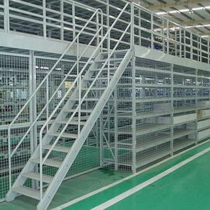 מערכת מדפים רב-שכבתית מפלדה עם מדפי משטחים ומדפי אחסון במדרגות - Product Image 4