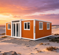 Maison conteneur extensible préfabriquée à ossature blanche et panneaux ondulés orange, maison modulaire avec porte vitrée pour le désert