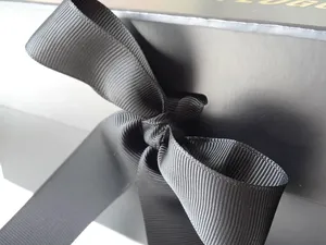 Boîte cadeau rectangulaire en carton écologique haut de gamme avec logo personnalisé, poignée pour bijoux, vêtements, luxe, couleur tan bordeaux, fermeture magnétique - Product Image 3