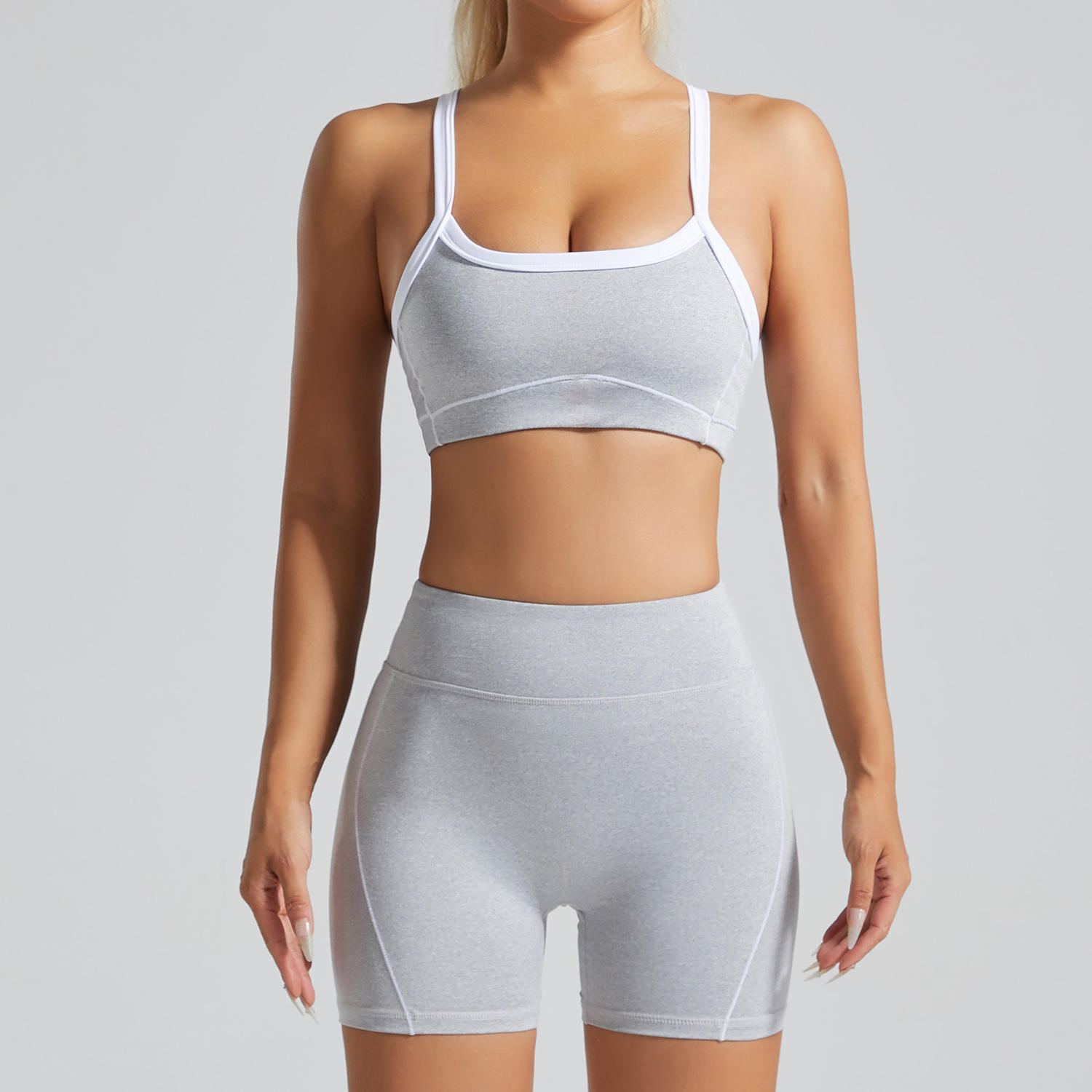 เสื้อชั้นในสีเทาเฮเทอร์และกางเกงขาสั้นสีเทาเฮเทอร์