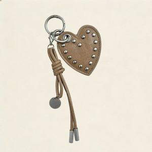 Porte-clés en cuir personnalisé en forme de cœur avec clous et rivets, breloque tendance pour accessoires de sac à main - Product Image 5
