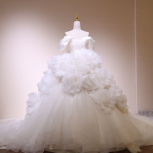 Nouvelle <span class=keywords><strong>Robe</strong></span> <span class=keywords><strong>de</strong></span> <span class=keywords><strong>Mariée</strong></span> Qiushafei Blanche <span class=keywords><strong>de</strong></span> Créateur, <span class=keywords><strong>Robe</strong></span> <span class=keywords><strong>de</strong></span> Bal Bustier à Fleurs Tridimensionnelles, Fabrication OEM/ODM - Product Image 2