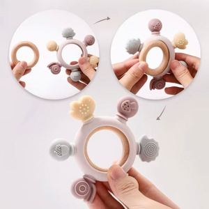 Nouveau style 2024 : Anneau de dentition personnalisé en bois et silicone sans BPA pour bébé - Product Image 5