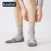 Chaussettes de sport montantes respirantes en tricot rayé pour hommes avec logo sur le revers, idéales pour l'automne et les activités de plein air