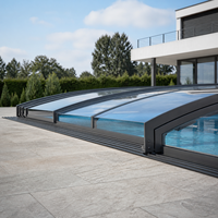 Abri de piscine télescopique moderne à profil bas avec toit en verre trempé pour piscines commerciales et utilisation extérieure