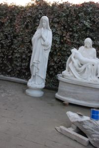 Statue grandeur nature de la Vierge Marie en pierre blanche sculptée de style occidental Sculpture en marbre priant de la statue de sainte Thérèse de <span class=keywords><strong>Lisieux</strong></span> - Product Image 5