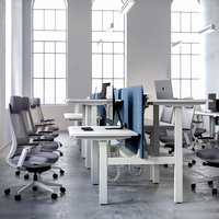 Poste de travail modulaire électrique réglable en hauteur pour quatre personnes, en métal moderne et placage de bois, pour bureau et bâtiment commercial