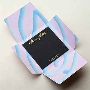 <span class=keywords><strong>Enveloppe</strong></span> mini pliée carrée <span class=keywords><strong>en</strong></span> <span class=keywords><strong>papier</strong></span> couché 300 g/m², élégante et personnalisée, avec logo imprimé <span class=keywords><strong>en</strong></span> couleur pour l'emballage de chiffons à lunettes et de cartes - Product Image 2