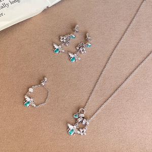 Set di Gioielli da Donna in Argento di Lusso Leggero, Stile Retrò di Alta Gamma, <span class=keywords><strong>con</strong></span> Anello a Perno e <span class=keywords><strong>Collana</strong></span> a Catena O, <span class=keywords><strong>con</strong></span> Ciondolo a Nappa a Forma di Ape e Taglio Smeraldo, Unico ed Squisito - Product Image 1