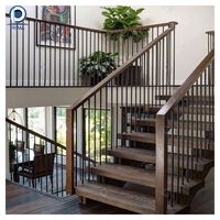 Escalier flottant moderne Prima House avec structure en acier durable, garde-corps personnalisé et marches en bois écologiques