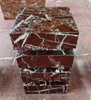 Console sur piétement en marbre rouge de style italien minimaliste - Table de canapé sculpturale en pierre rouge profond, table socle monobloc