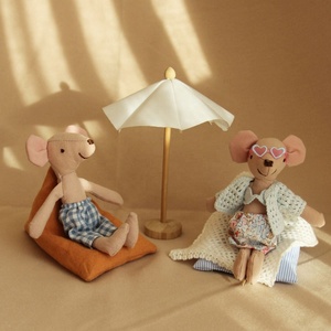 Ensemble de jeu miniature de vacances à la <span class=keywords><strong>plage</strong></span> style <span class=keywords><strong>Maileg</strong></span>, poupée en peluche <span class=keywords><strong>souris</strong></span> avec pouf et parasol, modèle de décoration intérieure en tissu doux, cadeau - Product Image 4