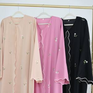 Abbigliamento Islamico Nuova Abaya 2025 Lussuosa in <span class=keywords><strong>Nida</strong></span> con Ricamo Floreale su Tutta la Superficie Cardigan Abaya Modesta Abaya Aperta Abito Musulmano da Donna - Product Image 2