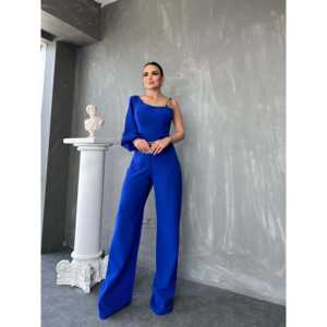 Elegante Mono Verde de Satén para Mujer con Cinturón de Cadena Dorada y Manga Asimétrica para Fiesta - Product Image 3