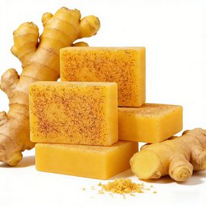 Savon artisanal éclaircissant au curcuma et à l'acide kojique pour l'élimination des taches brunes et de l'acné, unifiant le teint, hydratant, lissant et nettoyant en profondeur - Product Image 5