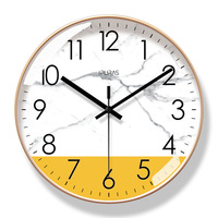 Jam Dinding Dekoratif Berkualitas Tinggi Satu Sisi Ruang Tamu Plastik Logo Kustom Senyap Quartz Modern Bulat Mewah