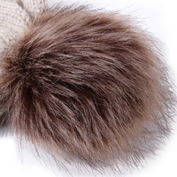 Vente en gros de bonnets en fausse fourrure polaire d'hiver au design classique, doux, avec pompon, tricotés, chauds, à bord roulé, pour hommes et femmes