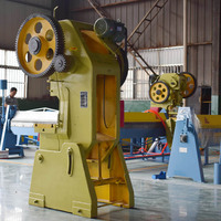 Machine à poinçonner les angles de tôles pour la fabrication de coins de conduits carrés, avec moteur et pompe mécaniques