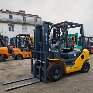 Chariot élévateur diesel Komatsu FD25 de 2,5 tonnes d'occasion en bon état avec pneus pleins, composants essentiels fiables - Boîte de vitesses, pompe, moteur - Product Image 2