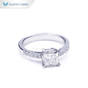 Anillo de Compromiso Romántico Solitario Tianyu de Plata de Ley S925 con Baño de Oro de 18k y Moissanita de Corte Princesa de Lujo de 5.5mm - Product Image 2