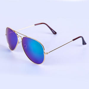 แว่นกันแดดนักบินคลาสสิก ทรง Unisex กรอบสีทอง เลนส์ PC ป้องกัน UV400 สำหรับกิจกรรมกลางแจ้ง แฟชั่นสไตล์ขับรถ - Product Image 1