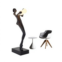 Lampe sur pied en résine, style moderne et minimaliste, avec figurine abstraite tenant une boule, lumière tricolore, économe en énergie, intensité variable, E27