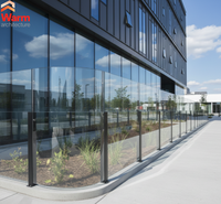 Rampe en verre et aluminium réglable et rétractable - Design incurvé moderne pour les rampes de terrasse et de véranda