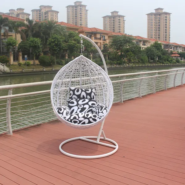 Outdoor Single Kursi Taman Furniture Rotan Patio Ayunan Gantung Telur Kursi dengan Stand