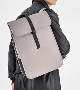 Sac à dos pour ordinateur portable en polyester recyclé durable personnalisé, sac à dos de voyage imperméable à rabat pour hommes et femmes - Product Image 1