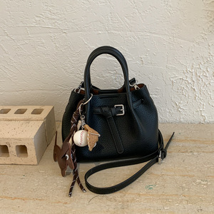 Bolso Bandolera de PU para Mujer de Alta Gama, Personalizado a Precio de Fábrica, con Patrón de Lichi, Color Sólido, Correa Única y Forro de Poliéster - Product Image 3