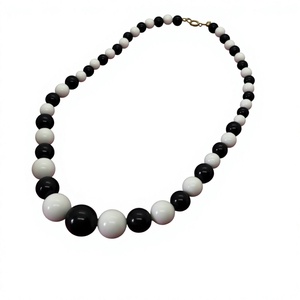 Collier en résine fait main – Bijou pendentif artistique unique avec un magnifique design en résine pour femmes et filles, parfait pour tous les jours - Product Image 3