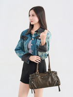 Sac fourre-tout rétro pour femme, grande capacité, style moto, en PU effet vieilli, multi-zippé, à rivets, porté épaule.