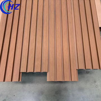 Panneau mural WPC co-extrudé résistant aux UV et imperméable, revêtement mural extérieur en composite bois-plastique pour la décoration de la maison