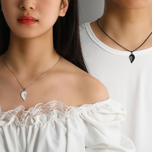 Collier Pendentif Couple Simple et Tendance 2 Pièces/Ensemble : Chaîne d'Amour Demi-Cœur <span class=keywords><strong>Empreinte</strong></span> <span class=keywords><strong>Digitale</strong></span> en Acier Inoxydable pour Amoureux - Product Image 1