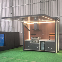 Station de cuisine extérieure préfabriquée personnalisable avec barbecue à gaz, évier, réfrigérateur et hotte pour jardin, patio ou terrasse moderne