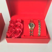 Boîte cadeau de luxe pour la Saint-Valentin pour bijoux, boîte en carton pour montre et bracelet avec des roses à l'intérieur