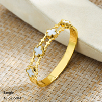 Bracelet pour femme en acier inoxydable plaqué or 18 carats, respectueux de l'environnement, anti-corrosion, tendance, exquis, avec perle blanche et trèfle à quatre feuilles
