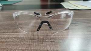 نظارات واقية للعيون Ce En166 نظارات أمان بطبقة شفافة وأنيقة وملونة ومقاومة للصدمات مع أجزاء - Product Image 5