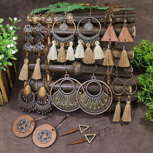 Boucles d'oreilles bohèmes en bois avec pampilles, design antique plaqué bronze, bijoux pendantes tendance pour femmes - Product Image 1