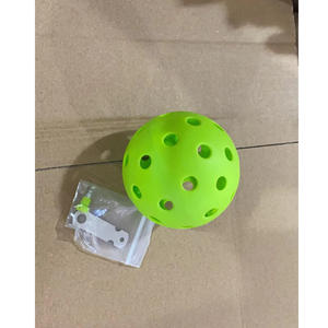 Pelota de pickleball luminosa de 74 mm, TPE hueca, verde, con luz LED para entretenimiento. - Product Image 4