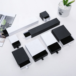 Coffret de Collection de Bijoux Exquis Personnalisé en Carton Rigide – Organisateur Haut de Gamme pour Colliers et Bagues - Product Image 1