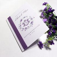 Carte d'invitation de mariage multicolore avec ruban violet, impression couleur du logo et du texte
