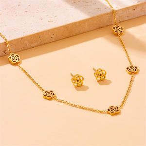 Juego de Joyería XIXI de Acero Inoxidable con Collar, Pulsera y Pendientes de Flor de Cuatro Hojas, Joyería de Moda Delicada Chapada en Oro de 18K para Mujer - Product Image 2