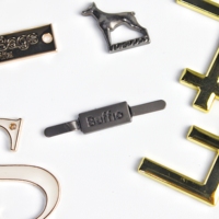 Étiquettes en métal recyclé, 3D en relief, découpées au laser, designs personnalisés, étiquettes de marque de vêtements tendance et durables pour les marques éco-responsables