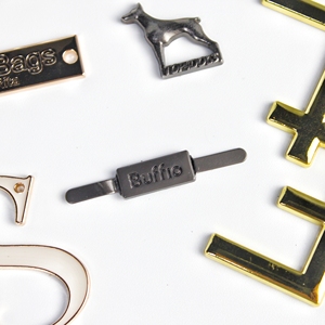 Étiquettes en métal recyclé, 3D en relief, découpées au laser, designs personnalisés, étiquettes de marque de vêtements tendance et durables pour les marques éco-responsables - Product Image 6