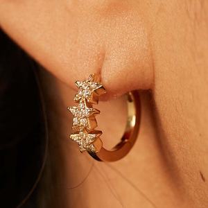 Aros Pequeños Estilo Huggie con Estrella de Gemnel, Joyería de Latón, Fabricación de Joyería con Circonita, Joyería de Latón Chapada en Oro, Aretes de <span class=keywords><strong>Aro</strong></span> con Estrella - Product Image 3