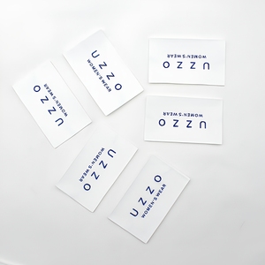 Étiquettes de vêtements en polyester écologiques tissées sur mesure de luxe avec logo en relief et extrémité asymétrique pour vêtements, chaussures, sacs, jeans - Product Image 3