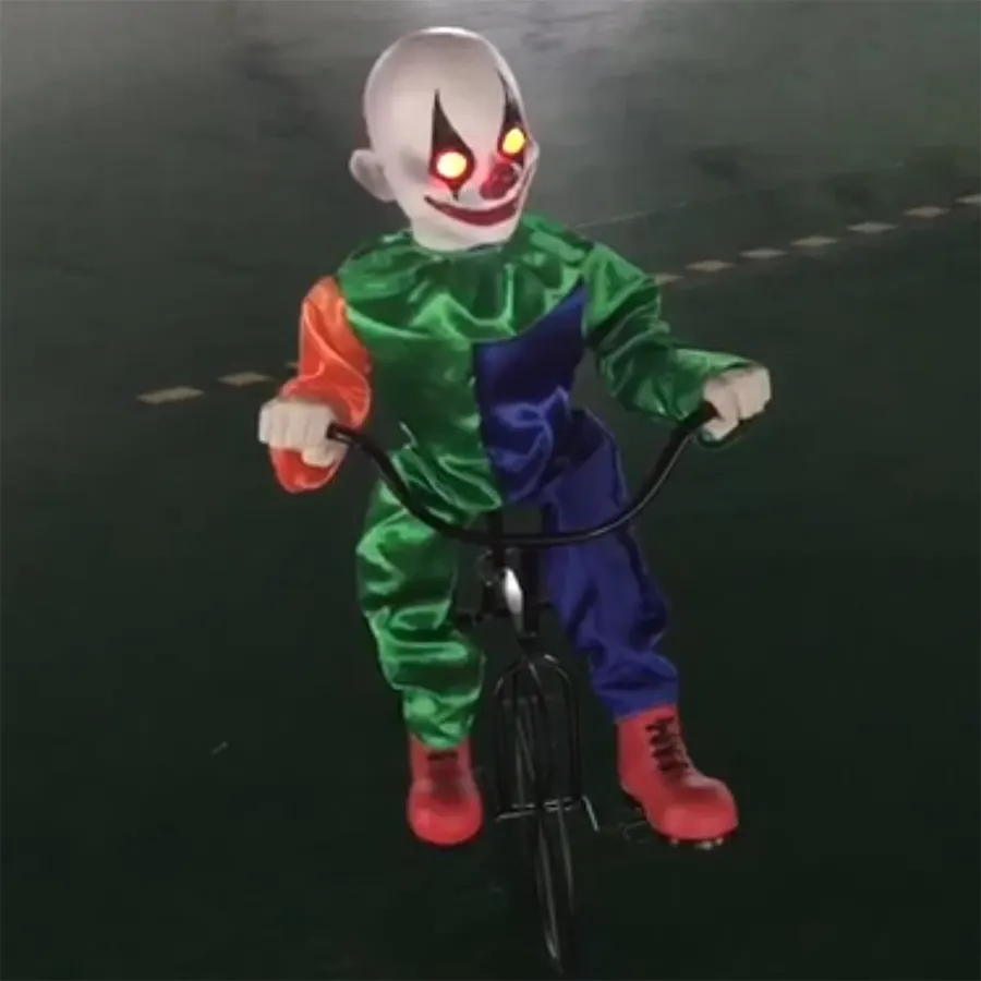 Les enfants effrayants font du vélo Halloween vélos de clown décorés avec des appareils électriques