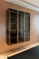 Buffet de présentation intégré moderne de luxe, armoire à vin, finition bois avec porte en verre, éclairage LED