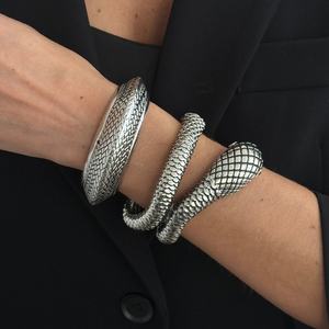 Bracciali e Braccialetti Aperti da Donna in Stile Retrò con Design a Serpente Intrecciato, Gioielli Raffinati alla Moda con Finitura Effetto Invecchiato - Product Image 3